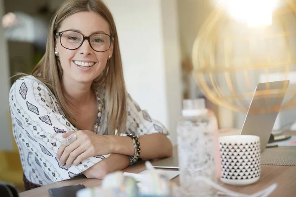 Office birlikte çalışma neşeli trendy kız