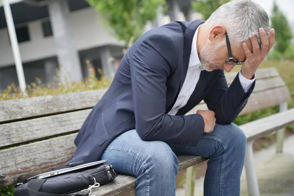 Geschäftsmann Sitzt Auf Öffentlicher Bank Und Wird Bespitzelt — Stockfoto