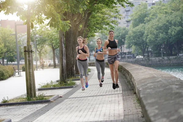 街中でジョギングのグループ — ストック写真