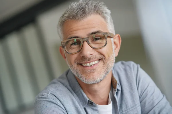 Mann Mittleren Alters Mit Trendiger Brille — Stockfoto