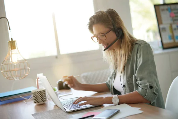 Business Girl Office Using Headset — Stock Photo, Image