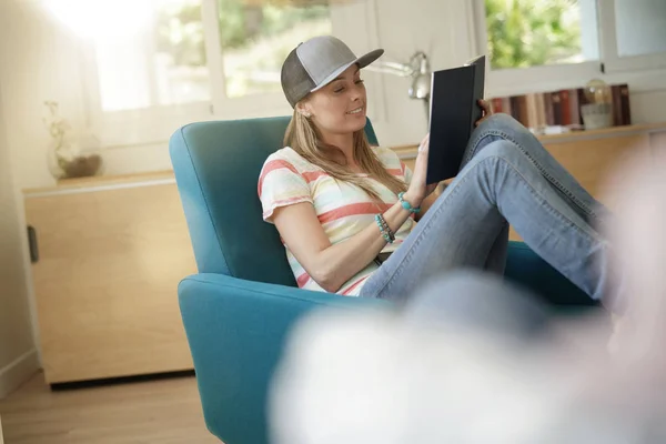 Gadis Hipster Dengan Topi Baseball Membaca Buku Rumah — Stok Foto