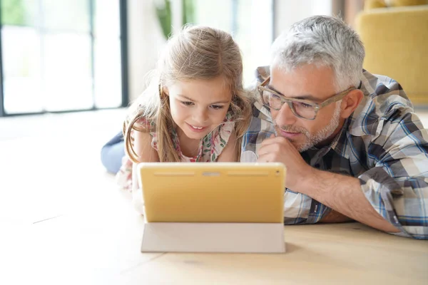 Papa Und Tochter Haben Spaß Hause Mit Tablet — Stockfoto