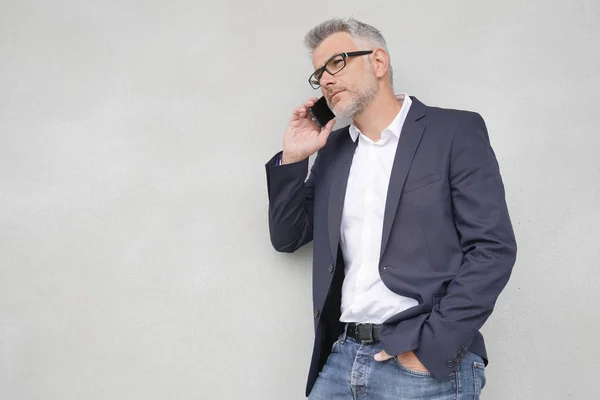 Podnikatel Mluví Telefonu Izolované — Stock fotografie