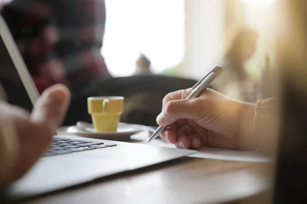 Primer Plano Del Hombre Con Escritura Del Ordenador Portátil Papel —  Fotos de Stock