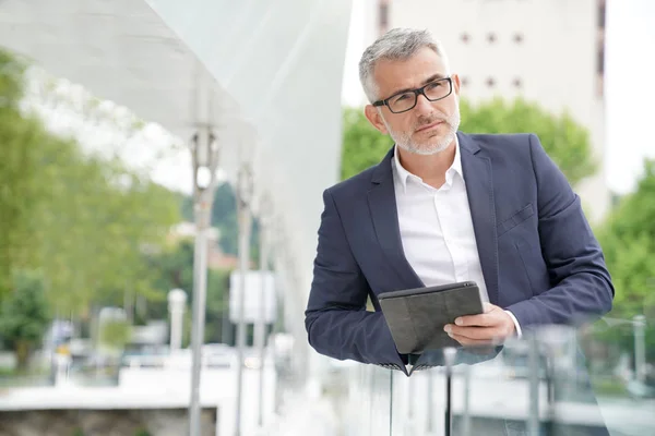 Affärsman Staden Gatan Ansluten Med Digital Tablett — Stockfoto