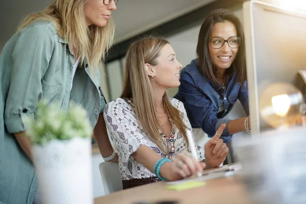 Nyetablerte Unge Kvinner Kontor Arbeidsområde – stockfoto