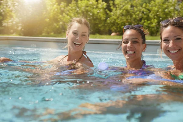 Chicas Relajándose Piscina Día Soleado — Foto de Stock