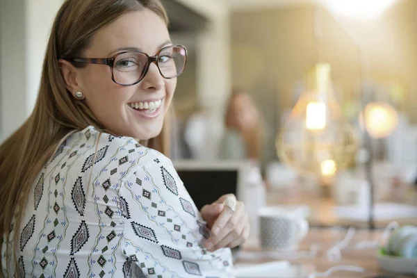 Jublende Trendy Jente Arbeidskontoret – stockfoto