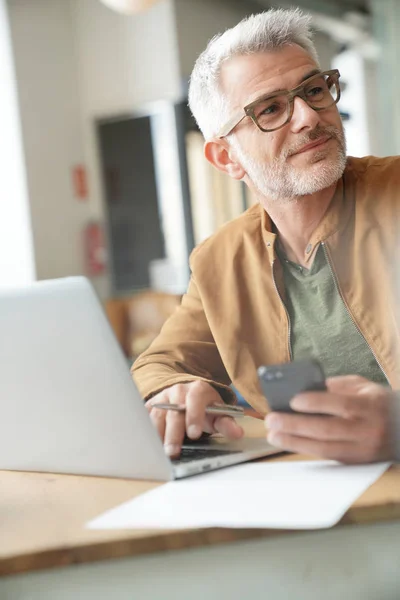 Man Trendy Koffieshop Werken Laptopcomputer — Stockfoto