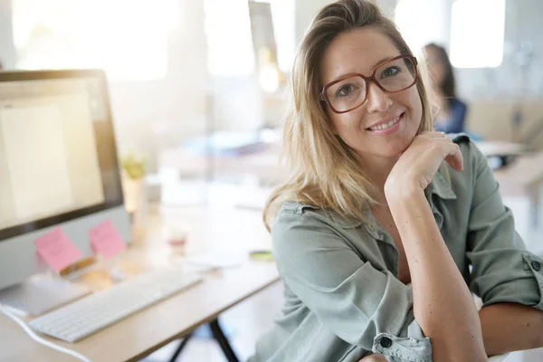 Krásná Žena Pracující Stolním Počítači Working Oblast — Stock fotografie