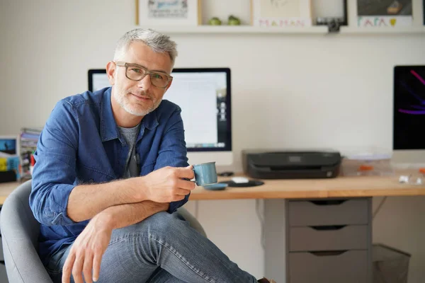 Man Home Office Drinking Coffee — Stock Photo, Image