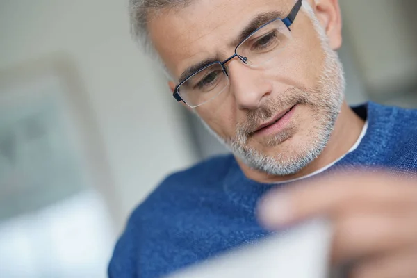 Middelbare Leeftijd Man Met Trendy Brillen Krant Lezen — Stockfoto