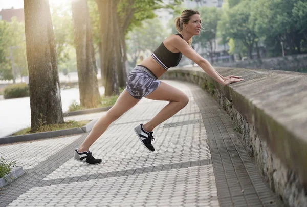 Sportieve Vrouw Strekken Het Lopen — Stockfoto