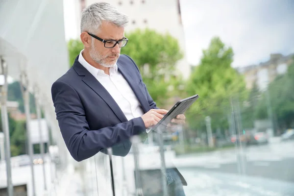 Zakenman Stad Straat Verbonden Met Digitale Tablet — Stockfoto