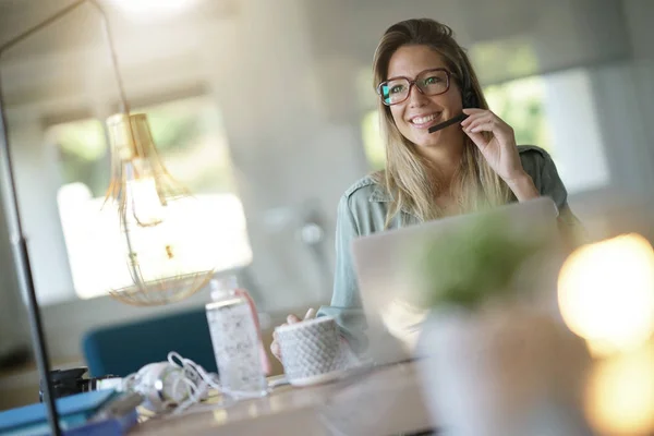 Business Girl Home Office Using Headset — Stock Photo, Image