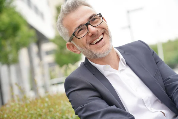 Porträt Eines Fröhlichen Geschäftsmannes Der Auf Einer Öffentlichen Bank Sitzt — Stockfoto