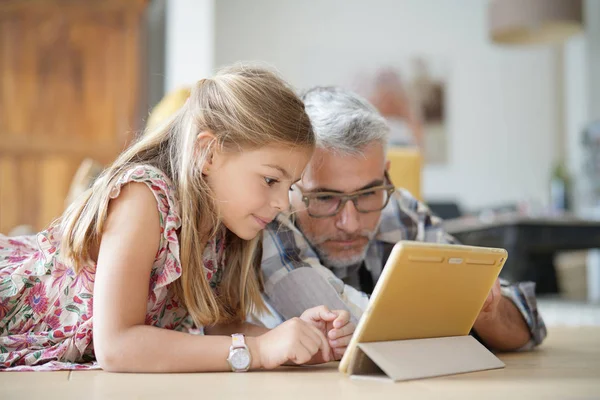 爸爸和女儿用平板电脑在家玩得开心 — 图库照片