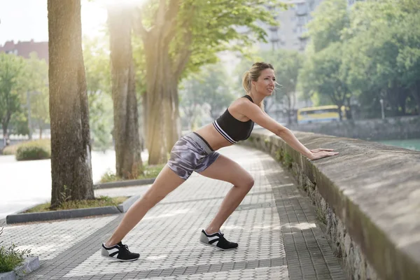 Sportieve Vrouw Strekken Het Lopen — Stockfoto