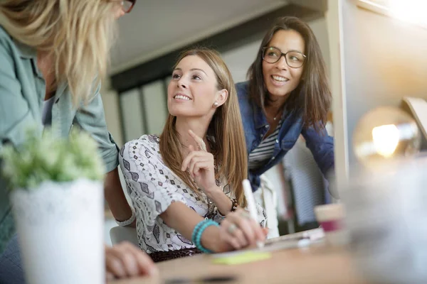 Start Giovani Donne Carica Area Working — Foto Stock