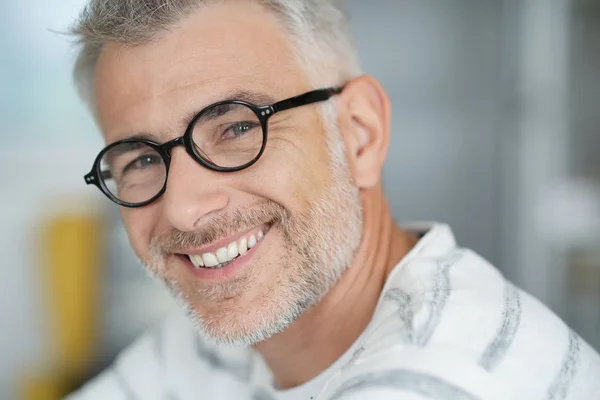 トレンディな眼鏡の中年男 — ストック写真