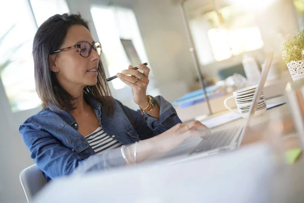 Menina Morena Escritório Falando Telefone — Fotografia de Stock