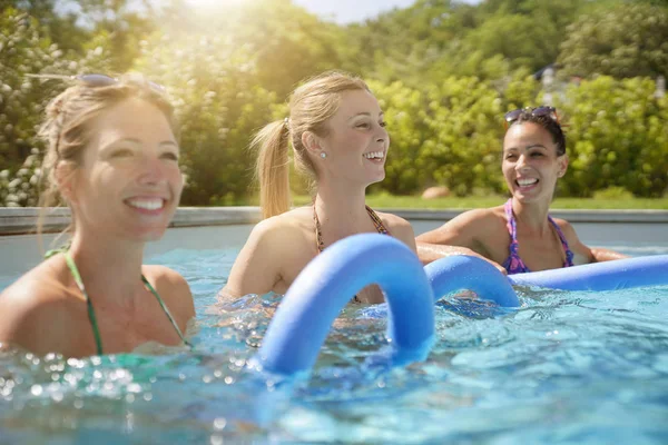 Mujeres Piscina Aire Libre Haciendo Aeróbic Acuático — Foto de Stock