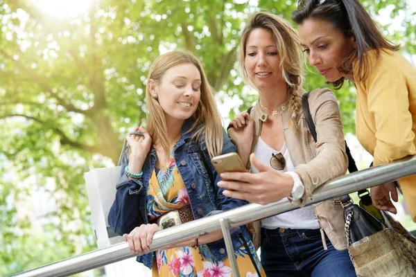 Grupo Amigos Dia Compras Olhando Para Smartphone — Fotografia de Stock