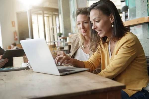 Unge Kvinder Der Arbejder Laptop Coffeeshop - Stock-foto