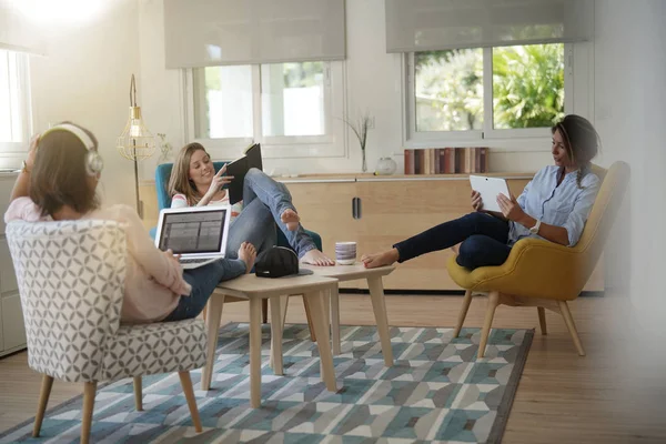 Roommates Talking Together Living Room — Stock Photo, Image