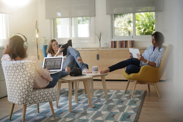 Соседи общаются в гостиной
