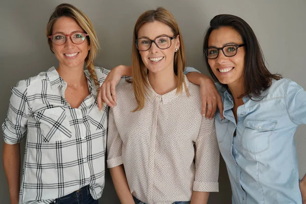 Mujeres Jóvenes Con Gafas Pie Sobre Fondo Gris —  Fotos de Stock