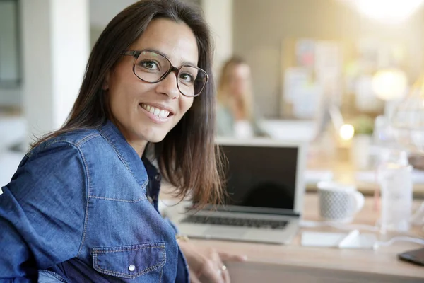 Munter Jente Som Jobber Kontor Med Samarbeid – stockfoto