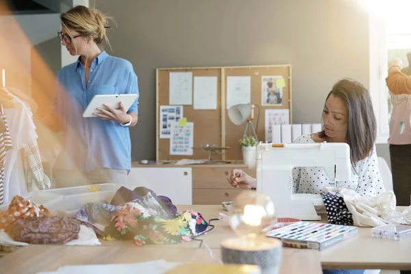 Créateurs Mode Dans Bureau Conception Nouveaux Vêtements — Photo