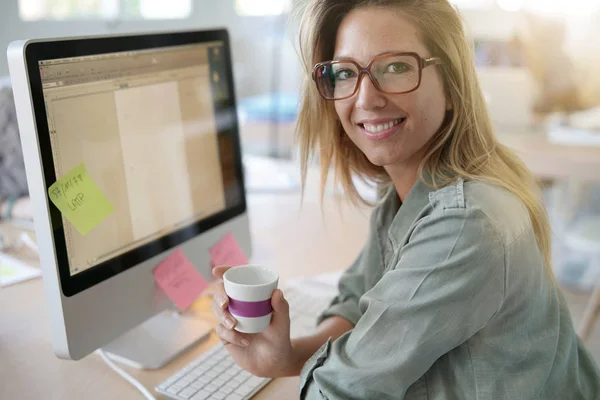 Mooie Vrouw Bezig Met Desktopcomputer Gebied Samen Werken — Stockfoto