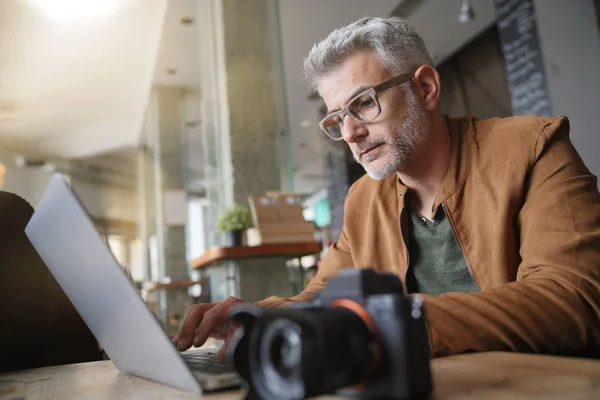 Photographer Coffee Shop Working Laptop Computer — Stock Photo, Image