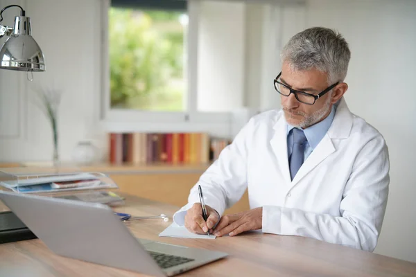 Médico Oficina Escribiendo Prescripción Médica —  Fotos de Stock