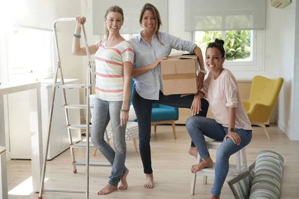 Groep Vrienden Samen Bewegen Nieuwe Woning — Stockfoto