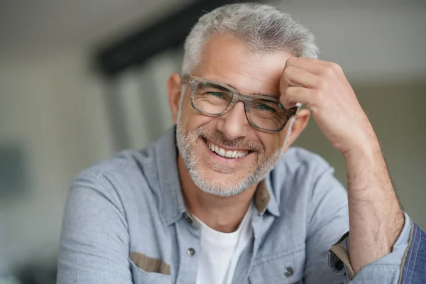 Mann Mittleren Alters Mit Trendiger Brille — Stockfoto