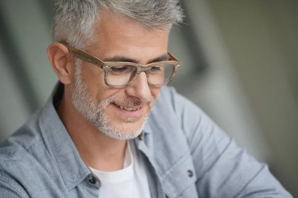 Mann Mittleren Alters Mit Trendigen Brillen Lesemagazin — Stockfoto