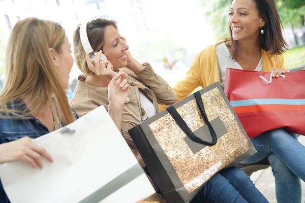 Junge Frauen Sitzen Beim Shopping Tag Auf Öffentlicher Bank — Stockfoto