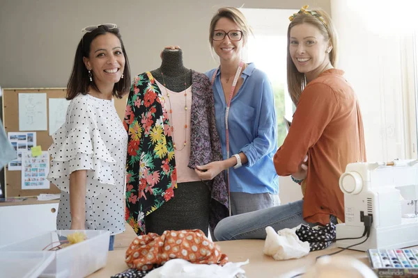 Retrato Diseñadores Moda Sonrientes Taller Fotos de stock libres de derechos