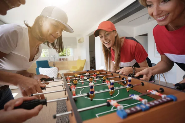 Дівчата Розважаються Граючи Футбол Вдома Ліцензійні Стокові Фото