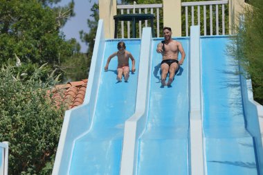 Baba ve oğul su kaydırağı gidiş kendilerini filme