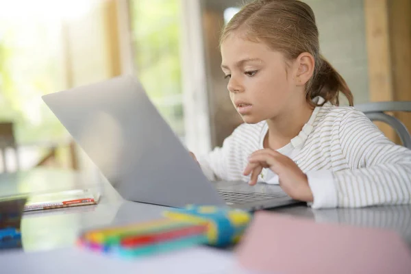 Schoolmeisje Werkt Laptopcomputer — Stockfoto