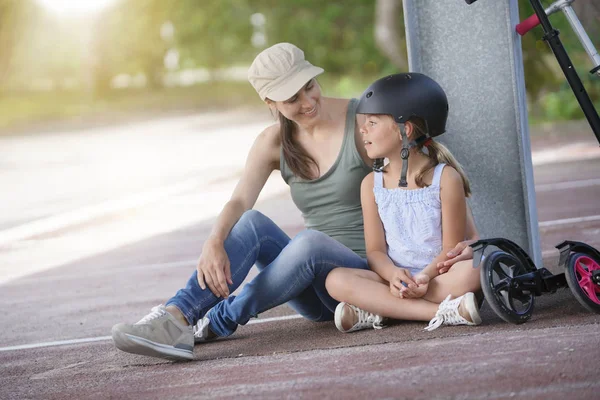 スクーターに乗って後の床に座ってお母さんと若い女の子 — ストック写真