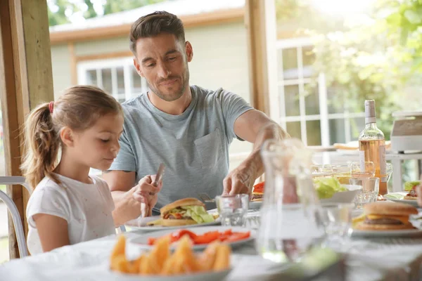 Portrett Mann Med Liten Pike Som Spiser Lunsj Sammen – stockfoto