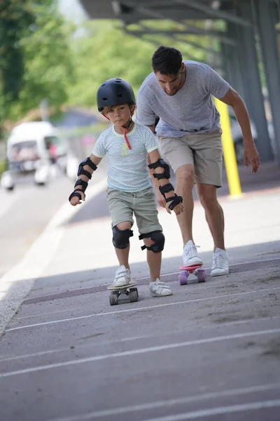 Giovane Ragazzo Con Papà Imparare Pattinare — Foto Stock