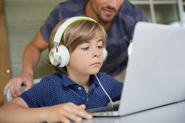 Jongetje Met Behulp Van Laptop Met Hulp Van Papa — Stockfoto
