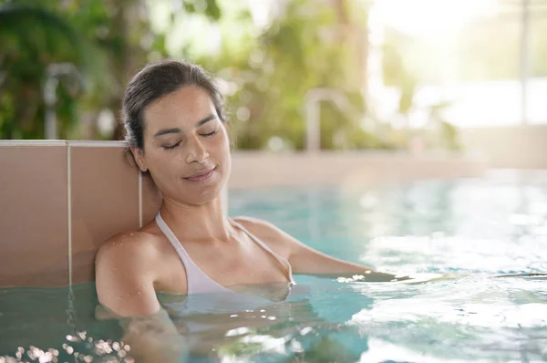 Attraente Bruna Donna Rilassante Nella Piscina Termale — Foto Stock